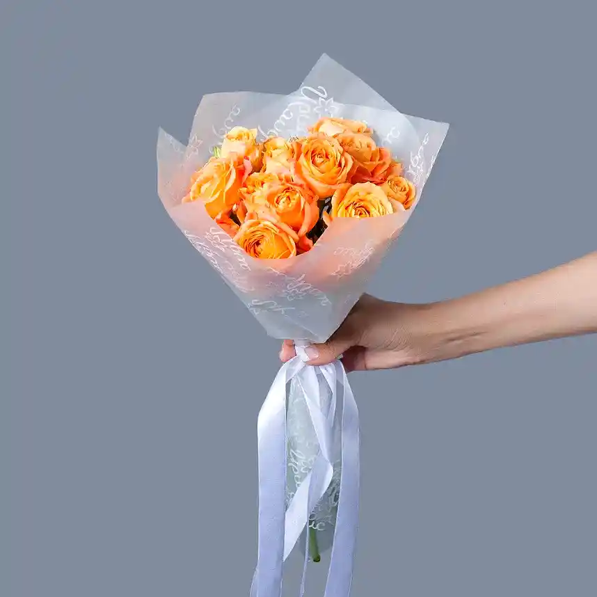 монобукет 5 кустовых роз "apricot lace"  в белой упаковке 