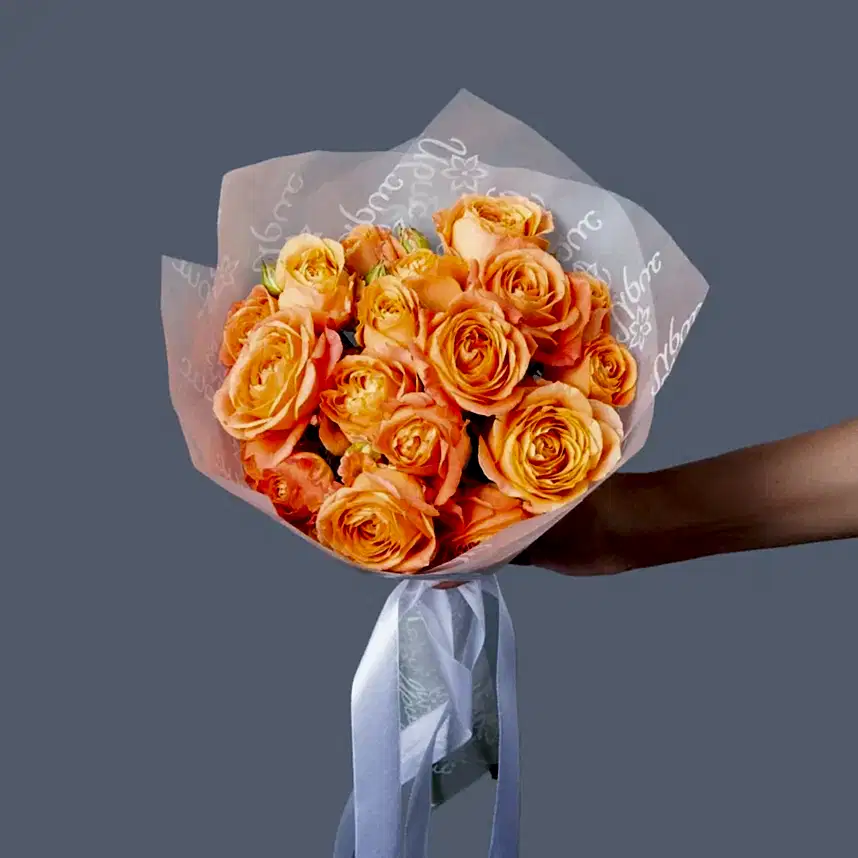 монобукет 5 кустовых роз "apricot lace"  в белой упаковке 